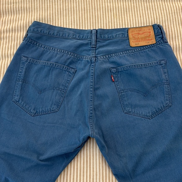 Levi’s 501 light wash jeans, 36W x 32L 100% lightweight cotton, leather tag - Picture 3 of 5